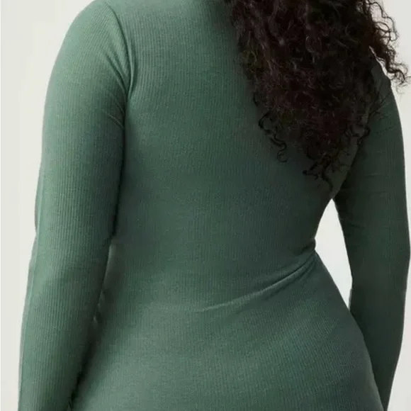 Torrid Long Green Sleeve Tee NWT - Picture 6 of 7